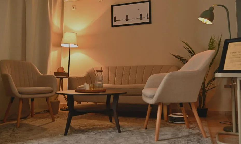 Toplo osvetljen terapijski prostor sa foteljama i sofa